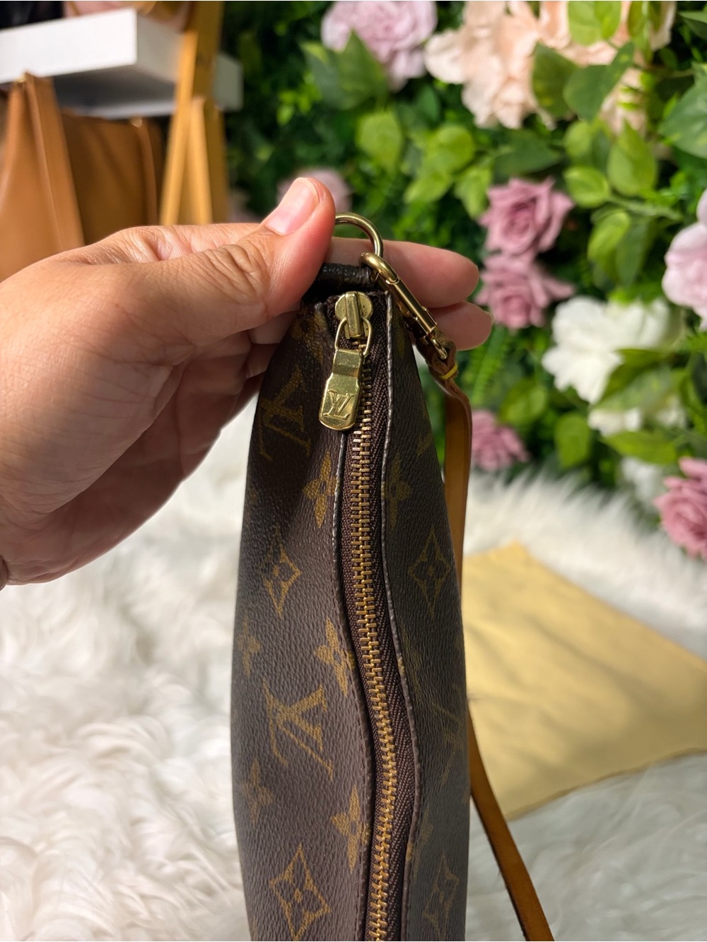 Louis Vuitton Monogram Pochette - Picture 5 of 11